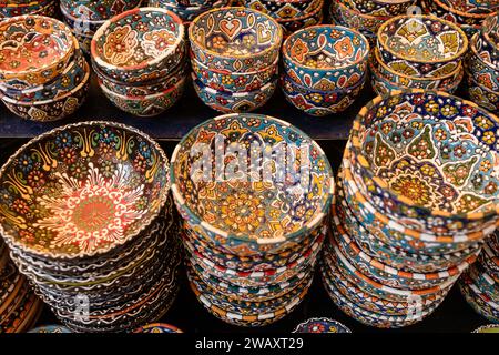 Bazar de Dubaï variété de poterie de style folklorique Banque D'Images