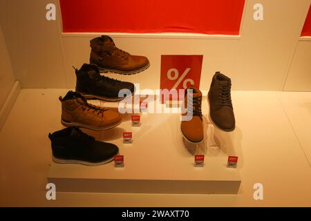 Paredes, Espagne, 07 janvier 2024 : diverses chaussures en vente en janvier 2024 les ventes débutent, le 07 janvier 2024, à Paredes, Espagne. Crédit : Alberto Brevers / Alamy Live News. Banque D'Images