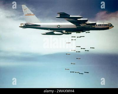 Un Boeing B-52F-70-BW Stratofortress de l'US Air Force (n/s 57-0162, surnommé "Casper the friendly Ghost") de la 320th Bomb Wing larguant des bombes Mk 117 750 lb (340 kg) au-dessus du Vietnam. Cet avion a été le premier B-52F utilisé pour tester les bombardements conventionnels en 1964, et a largué plus tard la 50 000e bombe de la campagne « Arc Light ». Les B-52F pouvaient transporter 51 bombes et servirent au Vietnam de juin 1965 à avril 1966 quand ils furent remplacés par des B-52D « Big Belly » qui pouvaient transporter 108 bombes. Banque D'Images