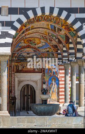 Couloir extérieur avec fresques au monastère de Saint Jean de Rila. Sofia, Bulgarie, Europe du Sud-est. Banque D'Images