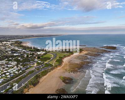 Une scène de plage tranquille avec de grandes vagues s'écrasant sur un rivage rocheux Banque D'Images