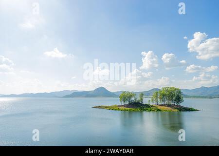 Belle pittoresque de barrage d'eau avec l'île des arbres au barrage en Thaïlande. (Barrage de Pran Buri, province de Prachuab Khiri Khan) Banque D'Images