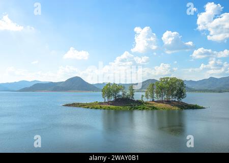 Belle pittoresque de barrage d'eau avec l'île des arbres au barrage en Thaïlande. (Barrage de Pran Buri, province de Prachuab Khiri Khan) Banque D'Images