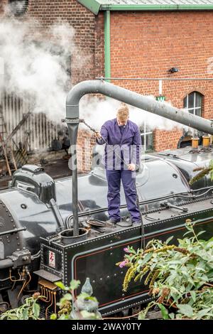 BR '2MT' 2-6-2T No. 41312 reçoit de l'eau à Ropley sur le Mid-Hants Railway, Hampshire, Royaume-Uni Banque D'Images