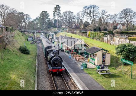 BR '2F' 0-6-0ST No. 51456 attend à la station Groombridge sur le chemin de fer Spa Valley, East Sussex Banque D'Images