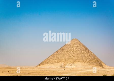 Vue de la Pyramide Rouge et du désert sec desséché à Dahshur, Egypte Banque D'Images