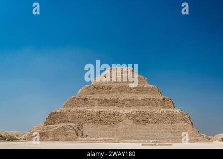 Vue de la pyramide de Djoser à Saqqara. C'est la première pyramide en Egypte Banque D'Images