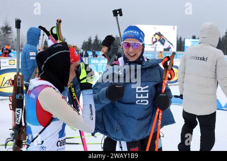 Oberhof, Deutschland. 07 janvier 2024. Franziska Preuß (SC Haag) wünscht der Schweizer Kontrahentin Elisa Gasparin viel Glück für das Rennen beim IBU Biathlon Weltcup Oberhof Staffel 4 x 6 km Frauen crédit : dpa/Alamy Live News Banque D'Images