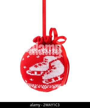 Boule rouge de Noël avec motif de patin en tissu tricoté isolé sur blanc. Détail de conception pour carte postale. Banque D'Images