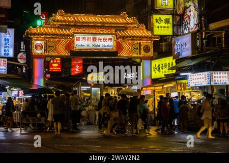 Taipei, Taiwan - octobre 9 2023 : Groupe de touristes et de visiteurs à l'extérieur du marché nocturne de Raohe à Taiwan Banque D'Images