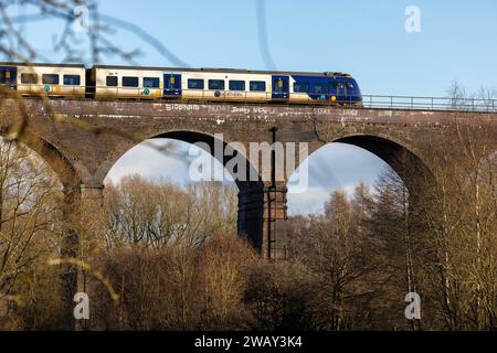 Train du nord sur le viaduc Reddish Vale, Stockport. Banque D'Images