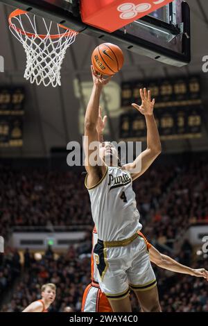 West Lafayette, Indiana, États-Unis. 5 janvier 2024. L'attaquant TREY KAUFMAN-RENN (4) de Purdue Boilermakers avec une mise à plat lors du match de basket-ball de la NCAA menÃs entre l'Illinois et les Purdue Boilermakers, vendredi 5 janvier 2024, au Mackey Arena de West Lafayette, Ind. (Image de crédit : © David Wegiel/ZUMA Press Wire) USAGE ÉDITORIAL SEULEMENT! Non destiné à UN USAGE commercial ! Banque D'Images