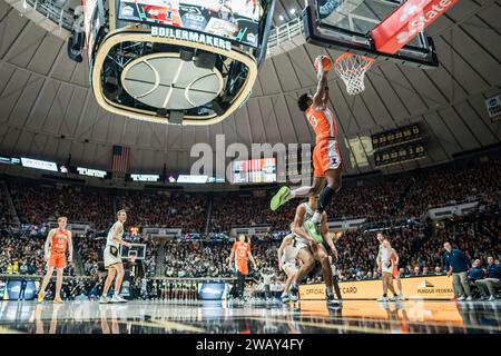 West Lafayette, Indiana, États-Unis. 5 janvier 2024. QUINCY GUERRIER (13) de l'Illinois dunks le basket-ball lors du match de basket-ball NCAA menÃs entre l'Illinois et les Purdue Boilermakers, vendredi 5 janvier 2024, à Mackey Arena à West Lafayette, Ind. (Image de crédit : © David Wegiel/ZUMA Press Wire) USAGE ÉDITORIAL SEULEMENT! Non destiné à UN USAGE commercial ! Banque D'Images