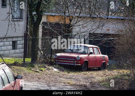 SENOV, RÉPUBLIQUE TCHÈQUE - 7 FÉVRIER 2016 : épave de Skoda 1000 MB à visage rouge fabriquée en 1969 Banque D'Images