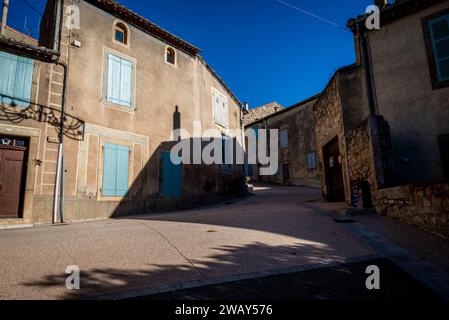 Rue à Caunes-Minervois, une petite ville médiévale dans le département de l'Aude dans la région Occitanie, France Banque D'Images