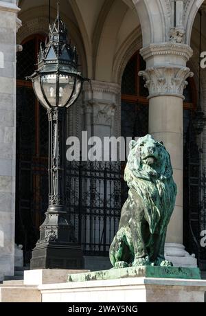 Statue du lion devant le Parlement de Budapest Banque D'Images