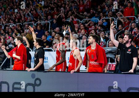 Bamberg, Deutschland. 07 janvier 2024. Team, Mannschaft, jubelt, Jubel, positive Emotionen, Bamberg baskets vs ALBA Berlin, basket-ball, easyCredit BBL, 15. Spieltag, 07.01.2024 photo : Eibner-Pressefoto/Guener Santemiz crédit : dpa/Alamy Live News Banque D'Images