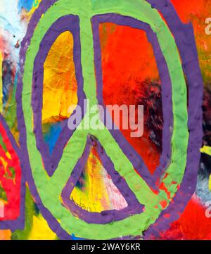 grand symbole de paix peint sur un mur coloré Banque D'Images