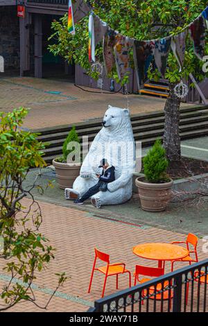 Jeune personne assise sur un ours polaire à Market Square Victoria Colombie-Britannique Canada Banque D'Images