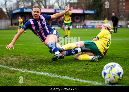 Londres, Royaume-Uni. 07 janvier 2024. Londres, Angleterre, le 7 janvier 2024 : Tia Searle (16 Dulwich Hamlet) est affrontée lors du match de la coupe régionale de la Ligue des femmes de Londres et du Sud-est entre Dulwich Hamlet et Ashford à Champion Hill à Londres, en Angleterre. (Liam Asman/SPP) crédit : SPP Sport Press photo. /Alamy Live News Banque D'Images