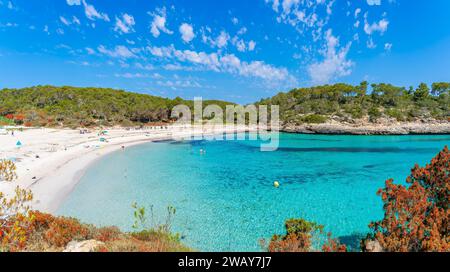 Découvrez les rivages idylliques de Cala Mondrago, avec son sable blanc doux et ses eaux turquoises limpides, nichées dans le luxuriant parc national de Mondrago à Majorque. Banque D'Images