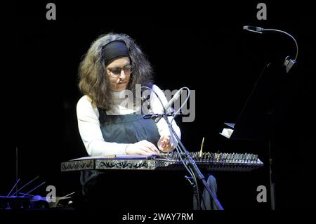 Die griechische Jazz-Musikerin Sofia Labropoulou an der Kanun einer osmanischen zither beim Internationalen Jazzfestival Münster raccourci 2024. Musicien de jazz grec Sofia Labropoulou sur kanun an Osman cithare à l'International Jazzfestival Münster raccourci 2024. Münster NRW DEGERMANYDEUTSCHLANDALLEMAGNE Banque D'Images