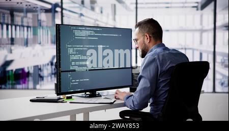 Programmeur de logiciel ou Coder Man utilisant un ordinateur de bureau Banque D'Images