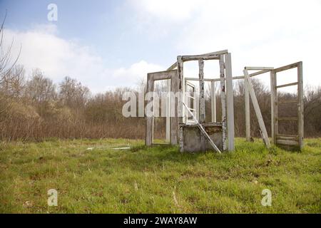 Cabane abandonnée sur une clairière dans un parc Banque D'Images