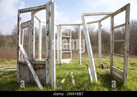 Cabane abandonnée sur une clairière dans un parc Banque D'Images