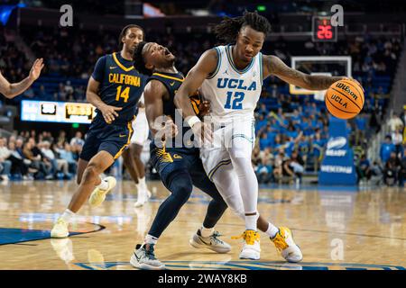 Le garde des Bruins de l'UCLA Sebastian Mack (12 ans) est défendu par le garde des Golden Bears de Californie Jalen Cone (15 ans) lors d'un match de basket-ball de la NCAA, samedi 6 janvier, Banque D'Images