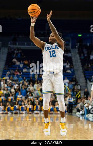 Le garde des Bruins de l'UCLA Sebastian Mack (12 ans) tire lors d'un match de basket-ball de la NCAA contre les Golden Bears de Californie, samedi 6 janvier 2024, au Pauley P. Banque D'Images