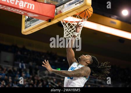 Le garde des Bruins de l'UCLA Sebastian Mack (12) marque lors d'un match de basket-ball de la NCAA contre les Golden Bears de Californie, samedi 6 janvier 2024, au Pauley P. Banque D'Images