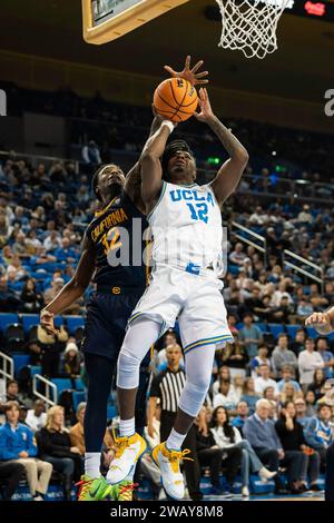 Sebastian Mack (12 ans), garde des Bruins de l'UCLA, est fauché par Jalen Celestine (32 ans), garde des Golden Bears de Californie, lors d'un match de basket-ball de la NCAA, samedi janvier Banque D'Images