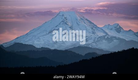 Vue panoramique du mont Baker dans l'état de Washington vu de Victoria Colombie-Britannique Canada avant le coucher du soleil. Montagnes enneigées. Snow Mountain. T Banque D'Images