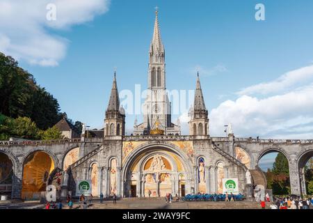 Sanctuaire de notre-Dame de Lourdes, Basilique du Rosaire. Sanctuaire marial catholique et lieu de pèlerinage dédié à notre-Dame de Lourdes à Lourdes, France. Banque D'Images