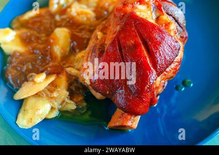 Cuisson du porc avec sauce spéciale et pommes de terre. Très bonne nourriture. Banque D'Images