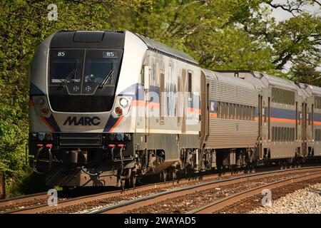 'Gaithersburg, MD - USA - 04-23-2023. Voici une photo d'un train Siemens Charger SC44 MARC arrivant dans la gare de Washington Grove.' Banque D'Images