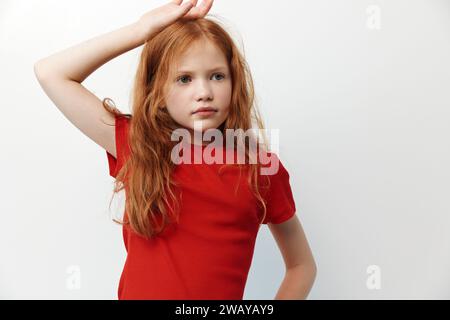 Fond malheureux triste expression du visage féminin jeune portrait personne enfants petite fille isolée Banque D'Images