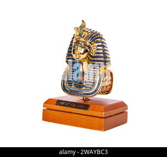 Masque funéraire isolé du pharaon égyptien Toutankhamon (figurine souvenir dorée), sur fond blanc Banque D'Images