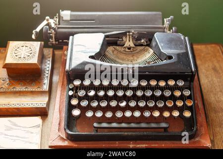 Machine à écrire vintage sur un fond de table en bois brun. Banque D'Images