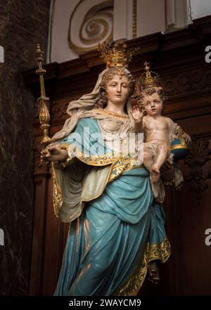 Statue de la Vierge Marie debout dans l'église baroque Carolus Borromeus au coeur de la ville d'Anvers en Belgique Banque D'Images