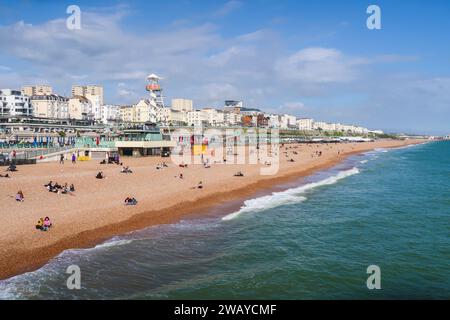 BRIGHTON, Royaume-Uni - 11 MAI 2023 : partie de Brighton Beach en Angleterre pendant la journée au printemps. Montrant beaucoup de gens se détendre sur la plage Banque D'Images