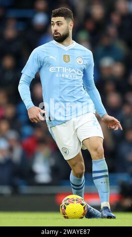 Etihad Stadium, Manchester, Royaume-Uni. 7 janvier 2024. FA Cup Third Round football, Manchester City contre Huddersfield Town ; Josko Gvardiol de Manchester City lève les yeux avant de passer le ballon crédit : action plus Sports/Alamy Live News Banque D'Images