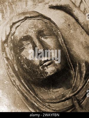 Cathédrale de Chartres, France en 1947 - une image de la mort de la Vierge depuis le porche nord.- Cathédrale de Chartres, France en 1947 - une image de la mort de la Vierge depuis le porche nord.- Banque D'Images