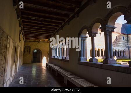 Piliers et arches de la cour médiévale du cloître de la cathédrale Ma Dame à Tongeren en Belgique Banque D'Images