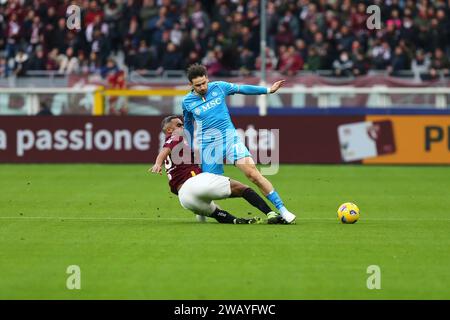 Koffi Djidji du Torino FC et Khvicha Kvaratskhelia du SSC Napoli lors du match de Serie A entre le Torino FC et le SSC Napoli le 07 janvier 2024 à l’OL Banque D'Images