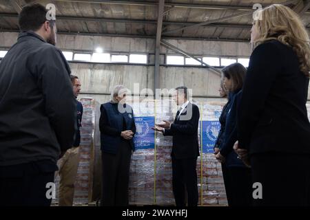 Amman, Jordanie. 07 janvier 2024. Antony Blinken, secrétaire d'État américain, visite un entrepôt régional du Programme alimentaire mondial pour la crise dans la bande de Gaza, le 7 janvier 2024 à Amman, Jordanie. Les magasins d ' alimentation sont livrés à Gaza par les points de passage de Rafah et Kerem Shalom. Crédit : Chuck Kennedy/Département d'État des États-Unis/Alamy Live News Banque D'Images