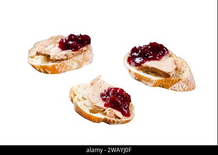 Cuisine française toasts de foie gras, pâté de foie d'oie et marmelade de lingonberry. Isolé sur fond blanc, vue de dessus Banque D'Images