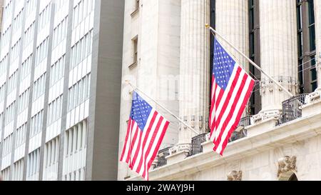 Drapeaux américains sur la façade principale de la Bourse de New York - NYSE Building dans le quartier financier de Lower Manhattan à New York City est vu Banque D'Images