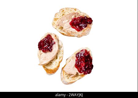 Cuisine française toasts de foie gras, pâté de foie d'oie et marmelade de lingonberry. w isolé sur fond blanc, vue de dessus Banque D'Images